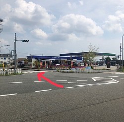 ①コスモの横の路地に入って　ください。